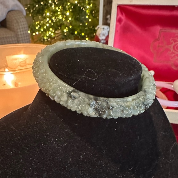 💚🤍 Floral Burmese Jadeite Jade Bangle Bracelet - shades of green - Picture 6 of 12